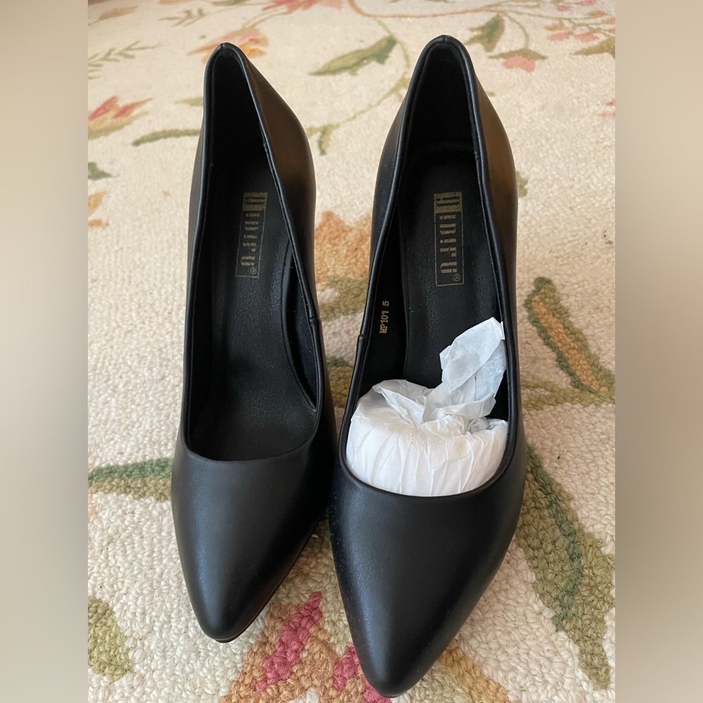 Size 5 women’s black pumps gently used